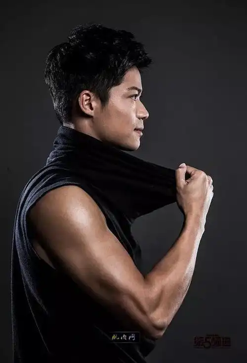 田径名将苏炳添秀硬汉肌肉