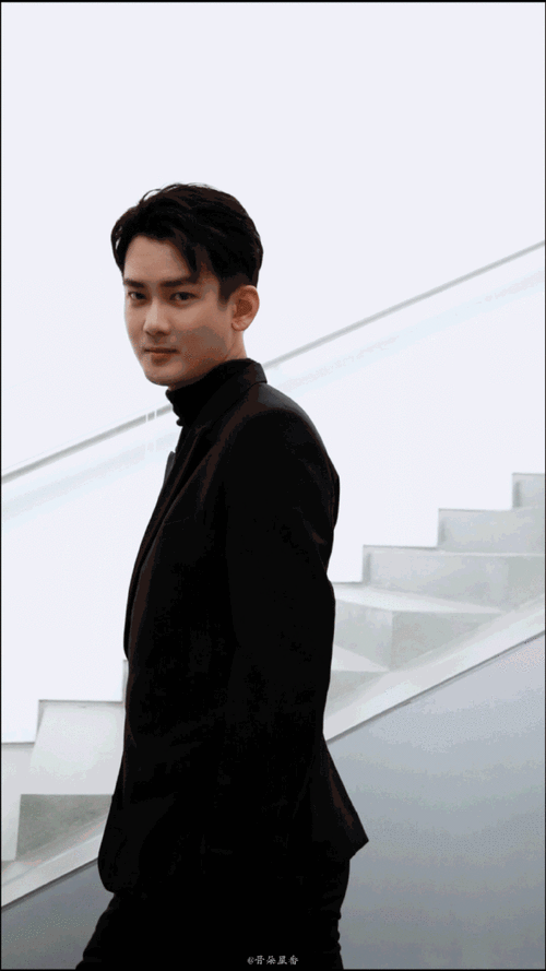 熊梓淇拍摄花絮惊喜掉落～all black 造型气压好强,冷酷严峻的帅气