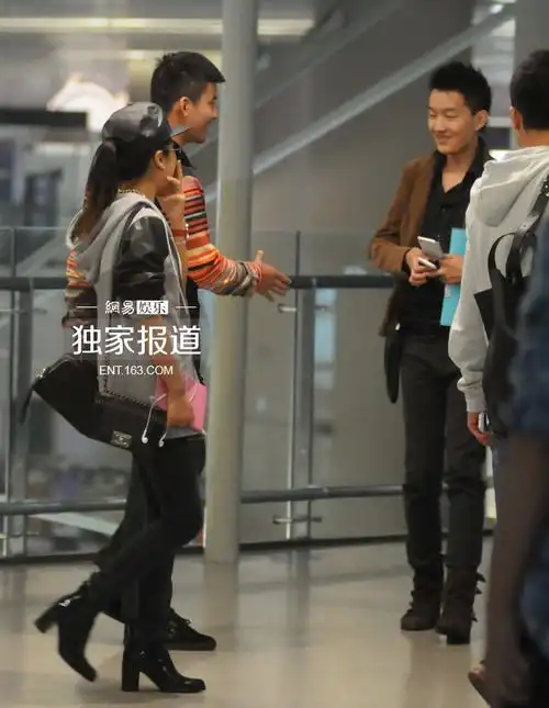 吉克隽逸与男友现身机场 小鸟依人显浪漫