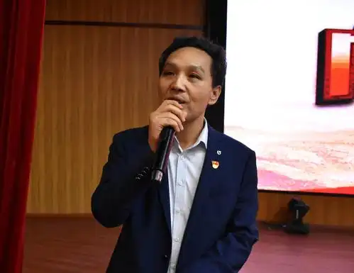 "向国旗敬礼,青春致敬祖国"