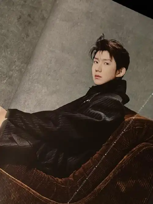 中文版四月刊的实体杂志95除了封面外,还有10页王源的内页大片,王源