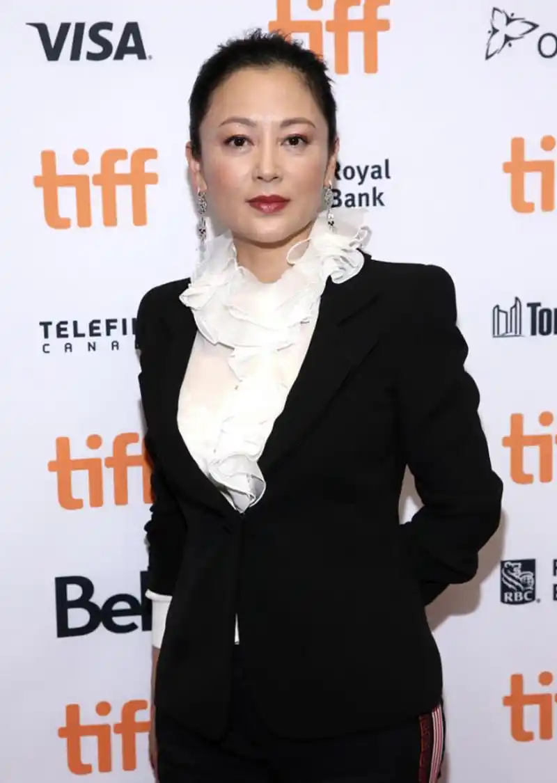 陈红气质惊艳迷人!穿一袭金色连衣裙亮相,美出新高度