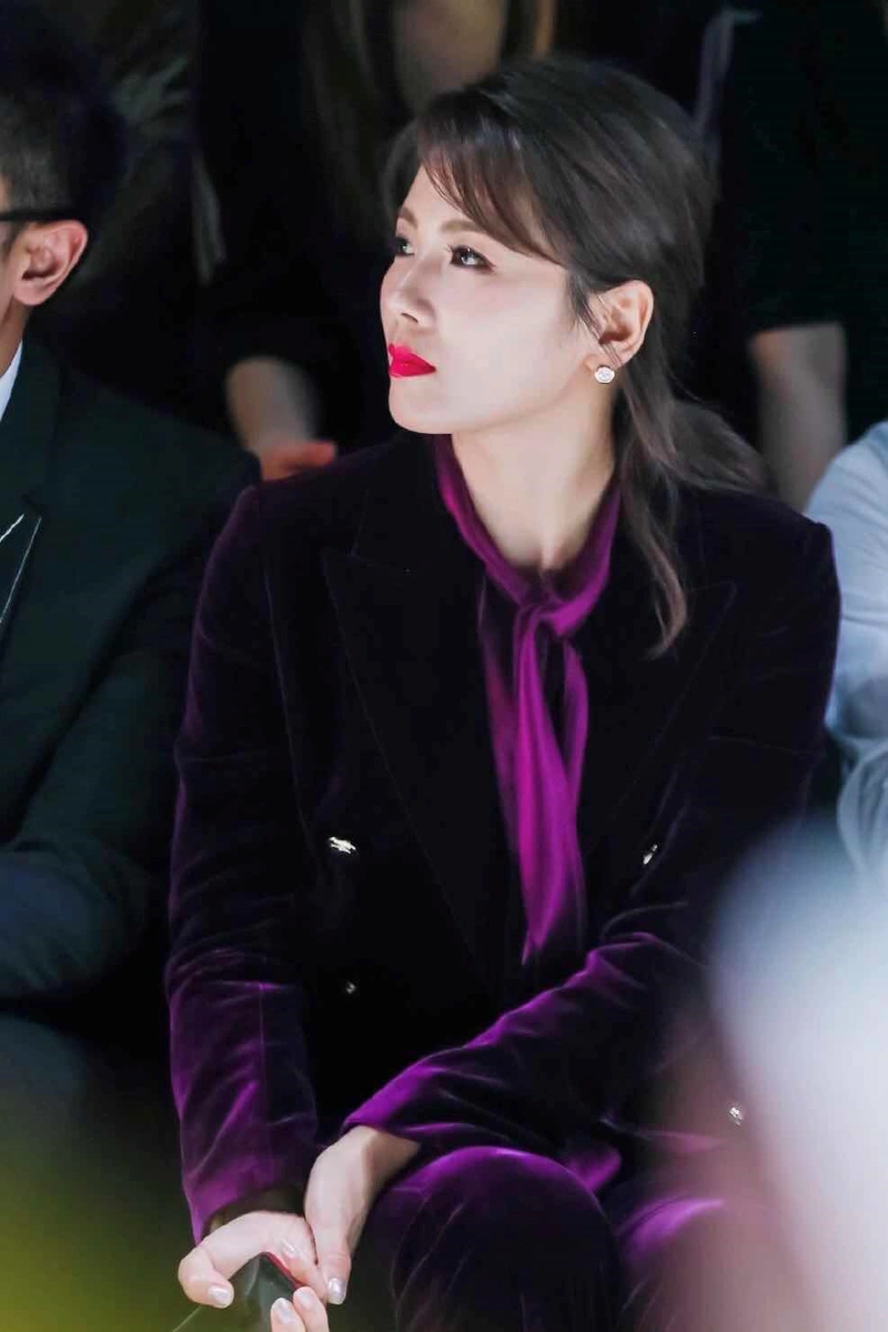 原创刘涛穿衣真显贵,一套丝绒西装套装内搭真丝衬衫,气场全面开挂