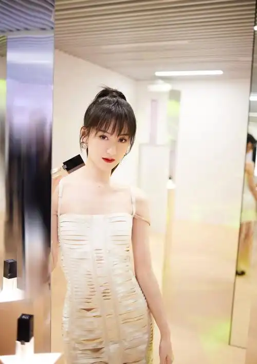 胸衣外穿已过时袁冰妍透视装才厉害谁能驾驭这穿搭