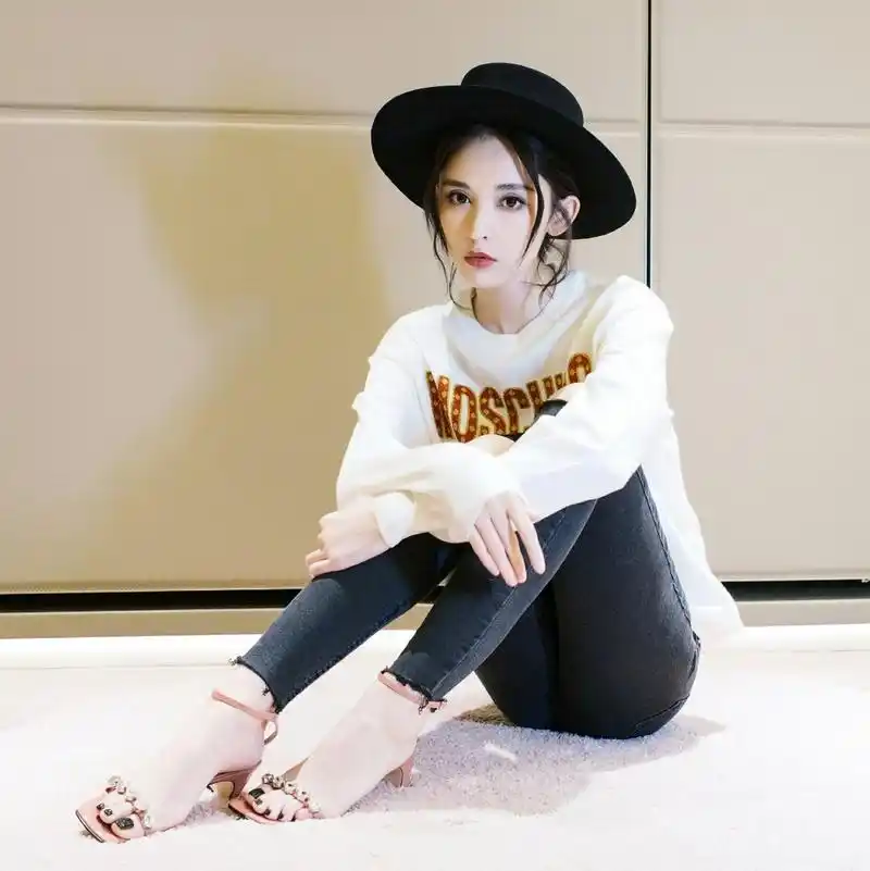 古力娜扎黑色牛仔裤vs粉色开叉长裙,你最喜欢哪种穿搭?