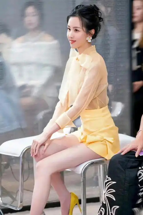 南航校花陈都灵美腿大赏小短裙花短袜的她超可爱