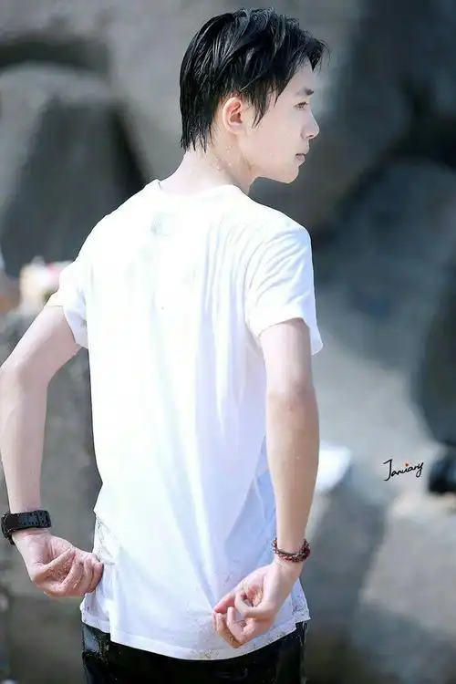 问: 有没有易烊千玺穿着白色衬衣站在海边的照片呀,求分享