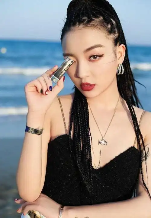 小个子也能驾驭嘻哈风vava实力诠释超高衣品不愧是嘻哈女王