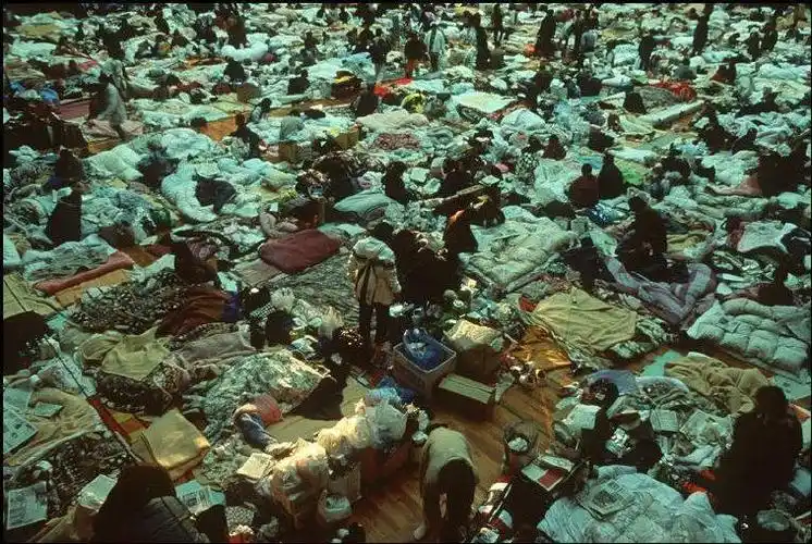 1995年阪神大地震后的神户满目疮痍仿佛遭受了原子弹攻击