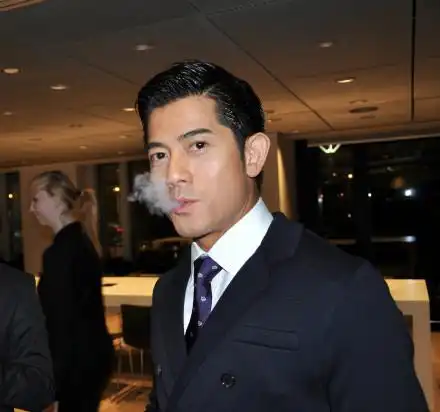 郭富城,抽个烟还这么腼腆,看起来比较业余