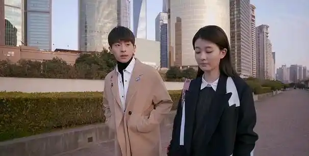 在《花非花雾非雾》中,邓伦以痴情男n的形象,凭借着他那还算精湛的