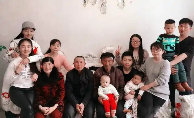 王小妮比起姐姐来更加美丽,不仅身材高挑,素颜更是十分减龄.