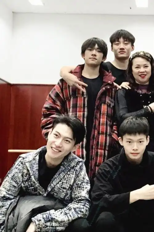 易烊千玺回中戏期末考与同学合照,友好平易近人谦卑做人_网易订阅