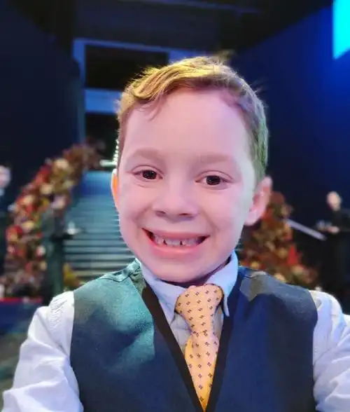 如何尴尬而不失礼貌的微笑网友假笑男孩为何这么受欢迎