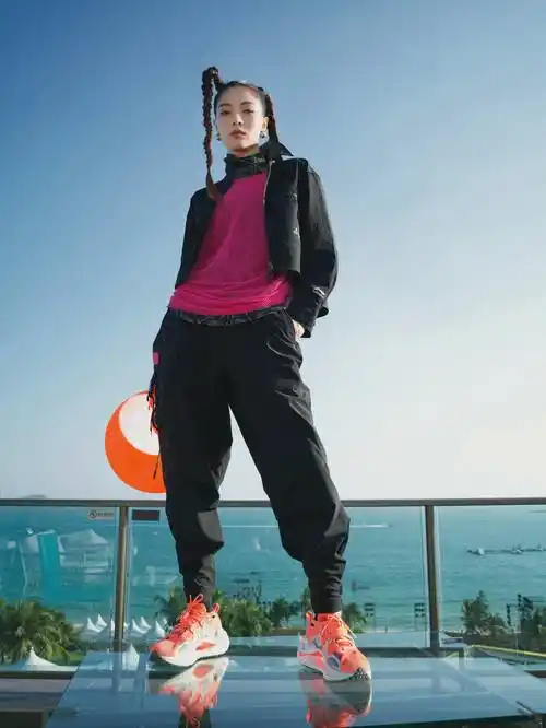 1/7搜狐娱乐讯 近日钟楚曦参加沙滩走秀,高麻花辫搭配运动装,妩媚性感