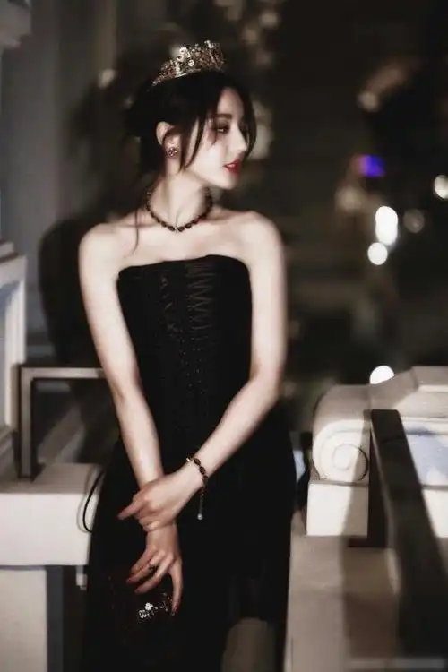 迪丽热巴撩人能力满分穿黑色抹胸裙头戴皇冠美成公主