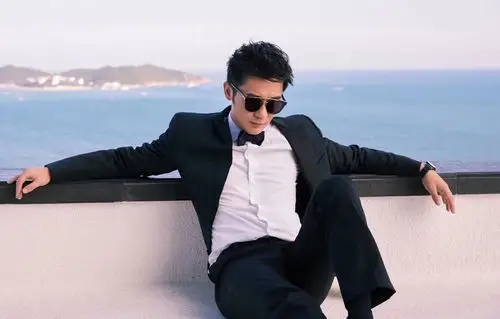 帅要抓紧晒李晨三亚出席影展酒店海边抓紧耍酷抢拍写真