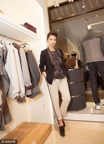 刘涛穿修身西装干练不失柔美 优雅新女性