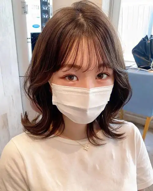 栗棕色头发适合各个年龄层的人,其实年龄和发色的关联性并不大,适合