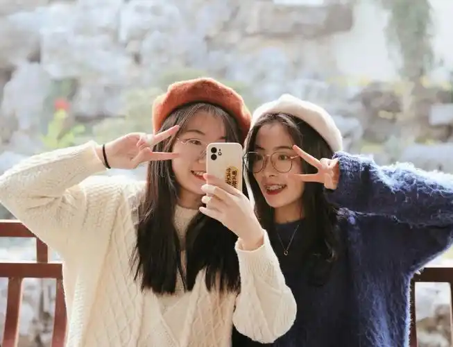 闺蜜秋冬双人合照姿势
