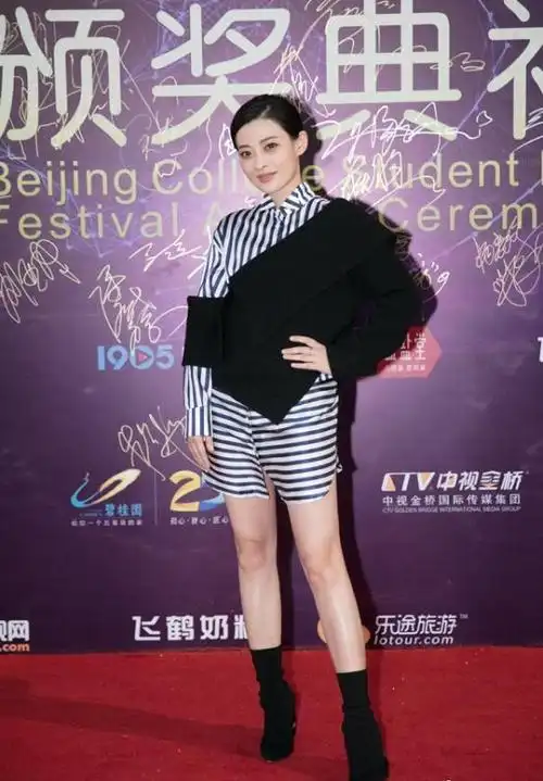 梅婷瘦身后衣品开挂条纹衬衫叠穿斜肩针织衫时髦洋气爆了