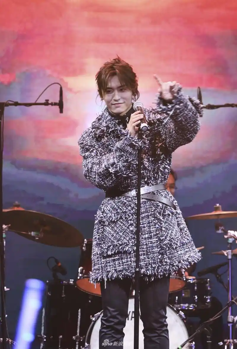 组图:张哲瀚举行ep《我遇见我》首唱会 穿束腰红西装帅气亮相