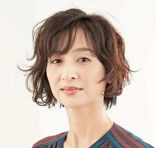 三四十岁以后女人,头发稀疏,建议烫这3种短发发型,洋气显发量_整形