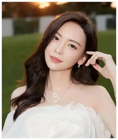 陈冲,美身份,出生于我们上海市,祖籍重庆永川,在1981年前往国外学习