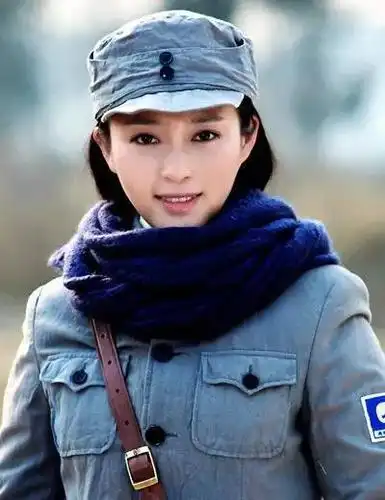 女星军装照:杨幂土气,范冰冰妖娆,最后都输给了她