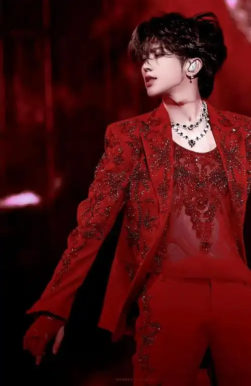 蔡徐坤红衣现身新加坡演唱会,演唱会照常举行,这状态也太好了吧