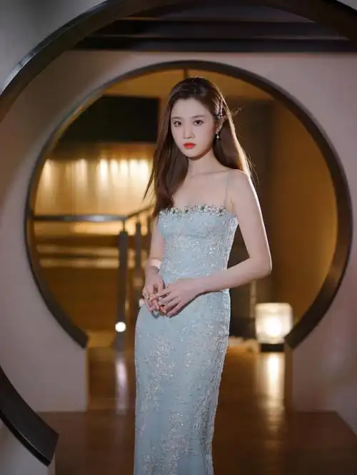 张慧雯inwardrobesbychen丨雪之小皇后