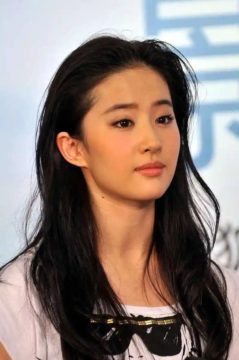 刘亦菲近照曝光  近日,有网友在迪拜的奢侈品店内遇到了刘亦菲,但是刘