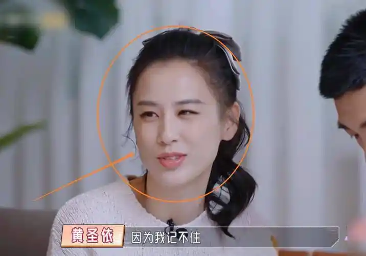 黄圣依翻看杨子手机内容,感觉到不对劲后,下意识反应相当识大体_密码