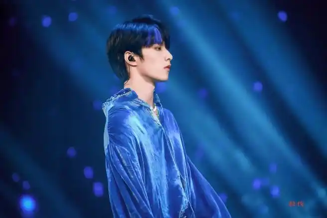 无法触碰的玫瑰却为怜悯世人而凋落刘耀文 舞台//母系社会9p#刘耀文唱