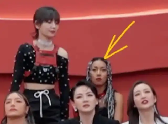 《浪姐2》当宣布周笔畅和容祖儿为队长时,吉克隽逸满脸冷漠