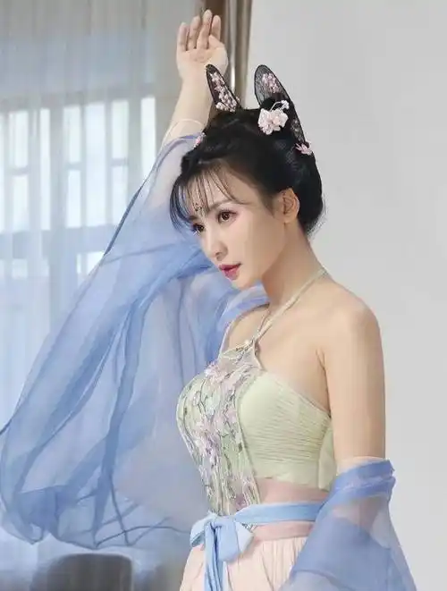 性感女神柳岩,时隔多年再度担任内衣代言人,大秀性感身材!