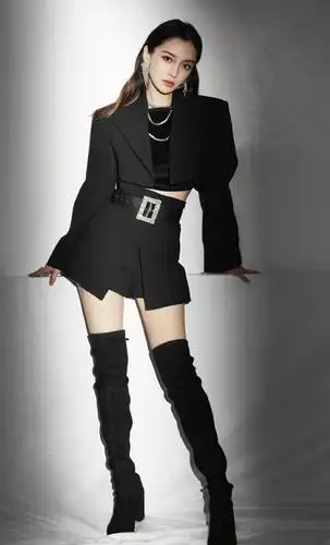 杨颖终于对长筒靴下手了,别人穿都像大象腿,她却与众不同_手机搜狐网