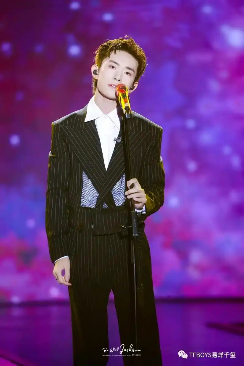易烊千玺亮相天猫双11开幕盛典温润声线娓娓诉说着美好让人沉浸其中