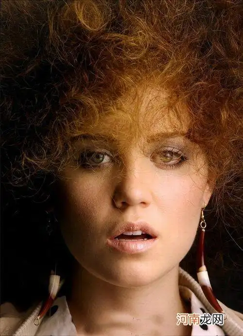 哪些脸型女生合适烟花烫发型 秀出性感时尚味儿的女生卷烫发