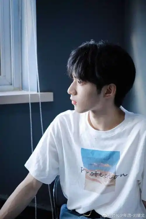 刘耀文晒日落之前窗边照