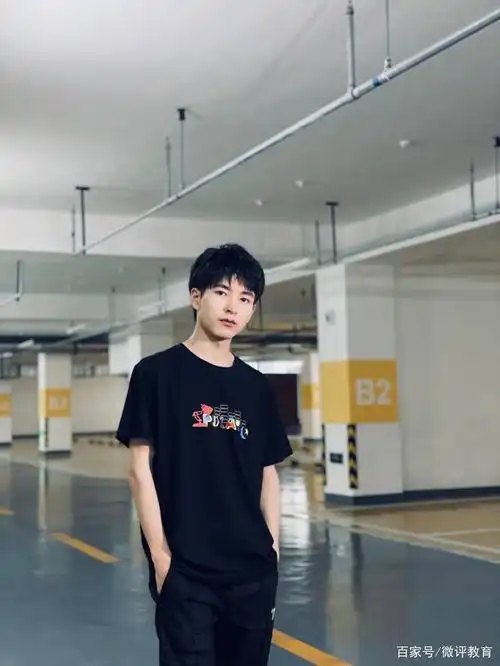 他是高考理科状元,也是北大"最帅校草",才华令网友折服