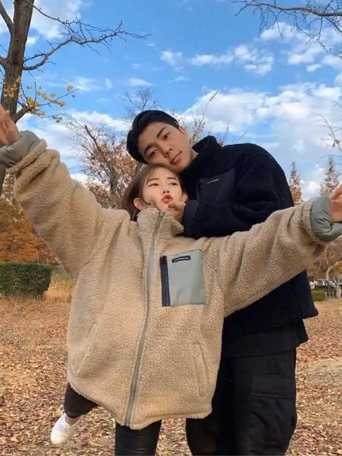 赶紧来跟着这对情侣学习一下可爱自然又不做作的情侣合影姿势吧～等到