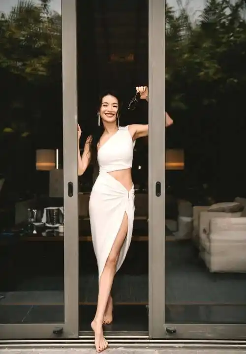 舒淇身穿白色露腰开衩裙,迷人又时尚,摇曳不同风格,露出大长腿_连衣裙