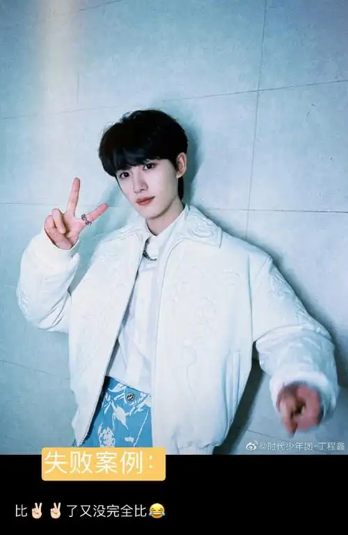 丁程鑫晒校服旧照