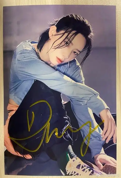 小宠决定抽一个宝贝送出李斯丹妮超话签名照一张!