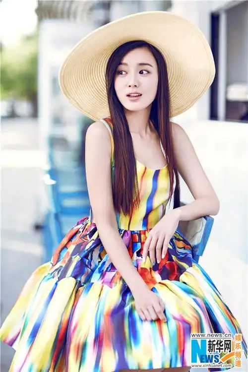 江铠同曝光街头写真 灵狐变身彩虹摩登少女