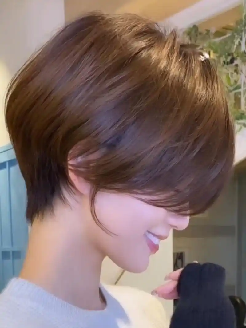 女生超短发烫染分享|蓬松修颜挂耳短发 女生超短发层次结构制造后部