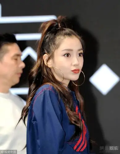 angelababy秀小蛮腰炫球技嘟嘴卖萌