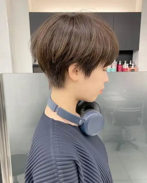 露耳短碎发,想必大家都比较常见,露出耳朵干净又利落,长长的鬓角很