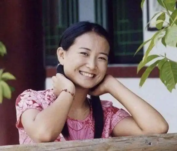 贾玲18岁照片曝光,梨涡浅笑惊艳众人,妥妥的女神范儿!